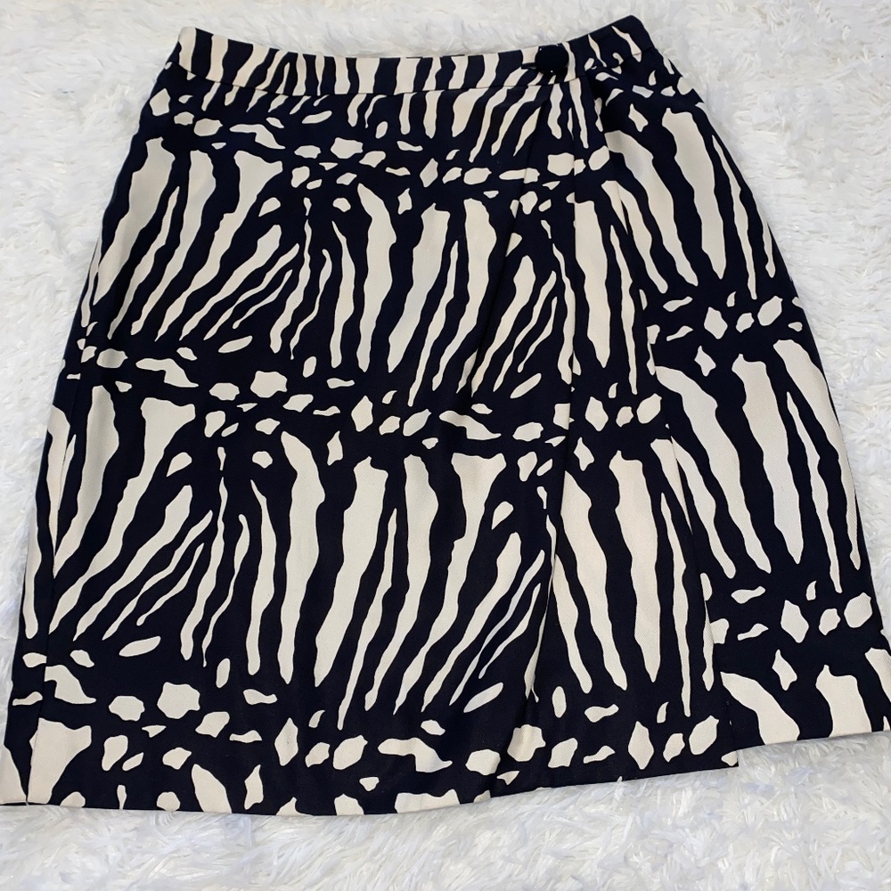 Ann Taylor Wrap Style Skirt in Excellent Condition in Black and Cream Sz…